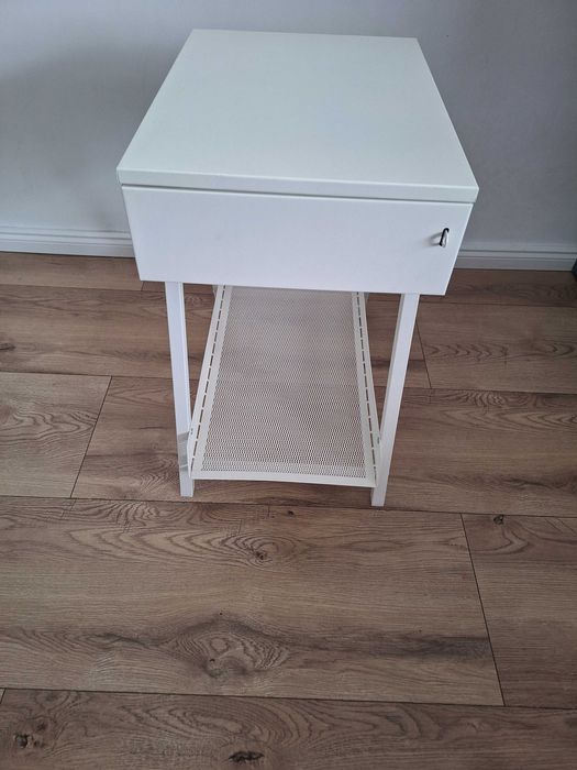 Noptiera albă din metal