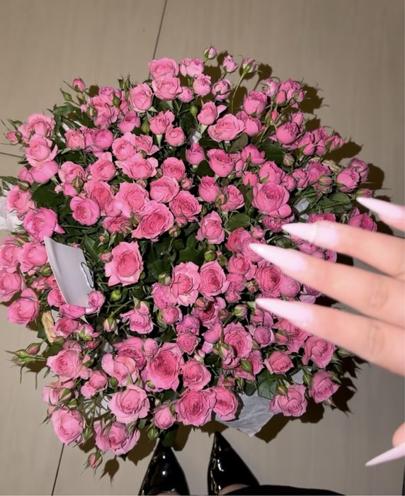 Кустовые розы в корзине