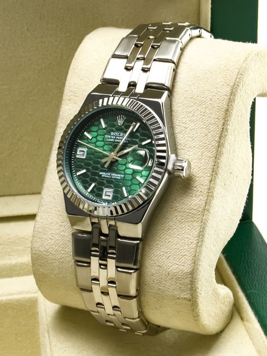 Продается часы зелёные, белые и синий