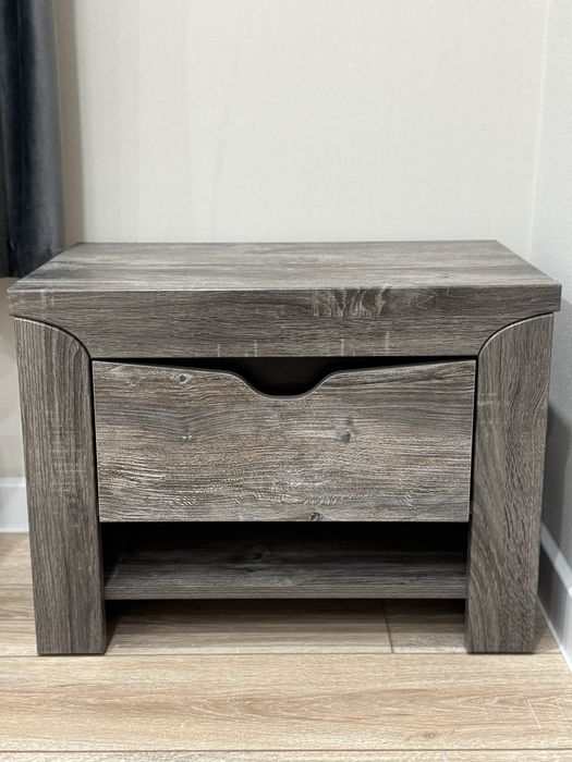 Тумбочки и комод с зеркалом