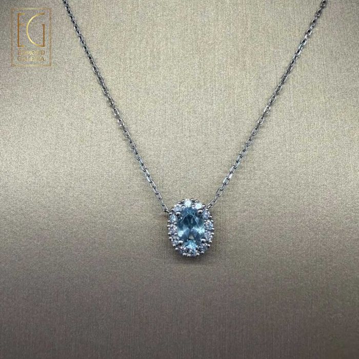 Colier din aur alb, decorat cu acvamarin și diamante, realizat de atelier din Padova, Italia