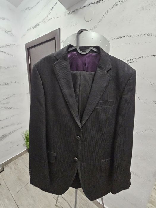 Продавам мъжки костюм