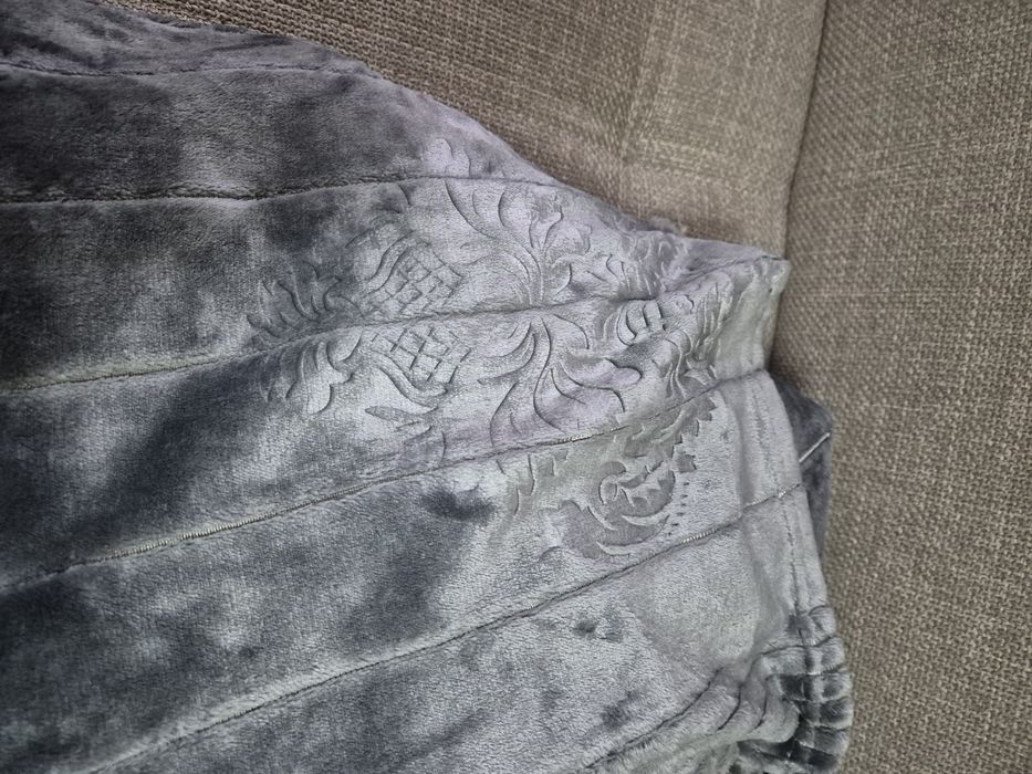 Продам  пледы новые цвет серый