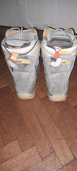 Vand SNOWBOARD si BOOTS + casca cadou!