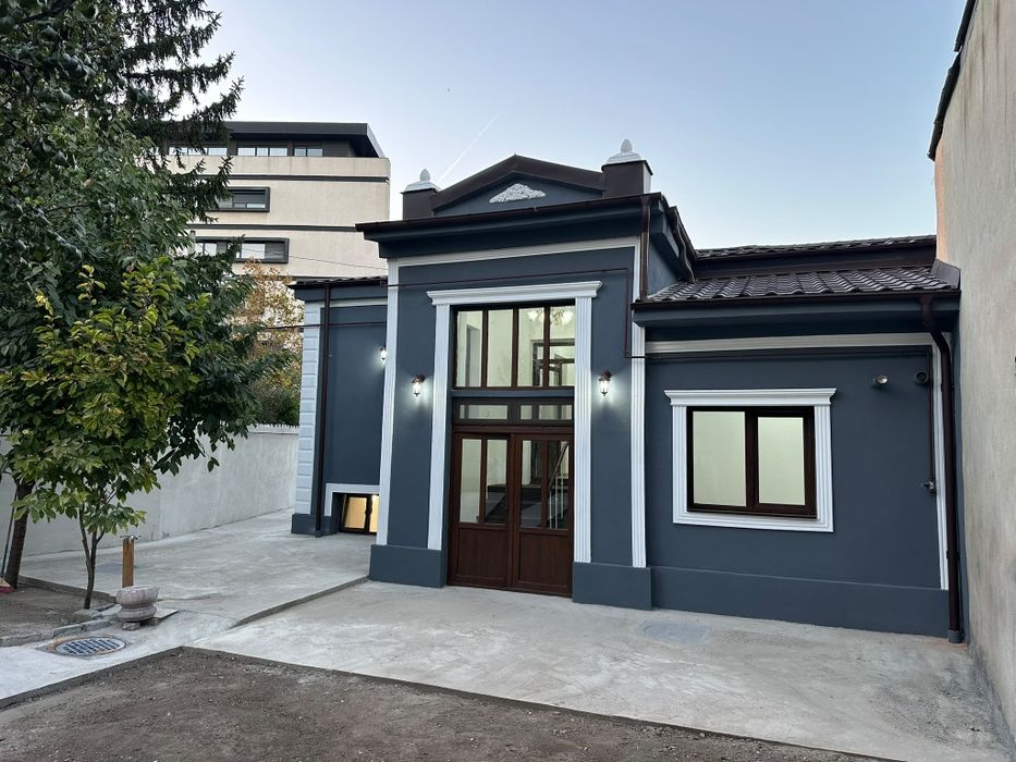 Închiriez casa pe Bvd Regina Maria nr 15