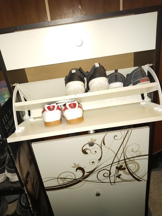 Продавам красив шкаф за обувки