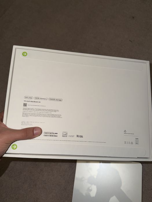 Macbook air m4 16/256 silver yengi 14 sikl qurtde turibdi