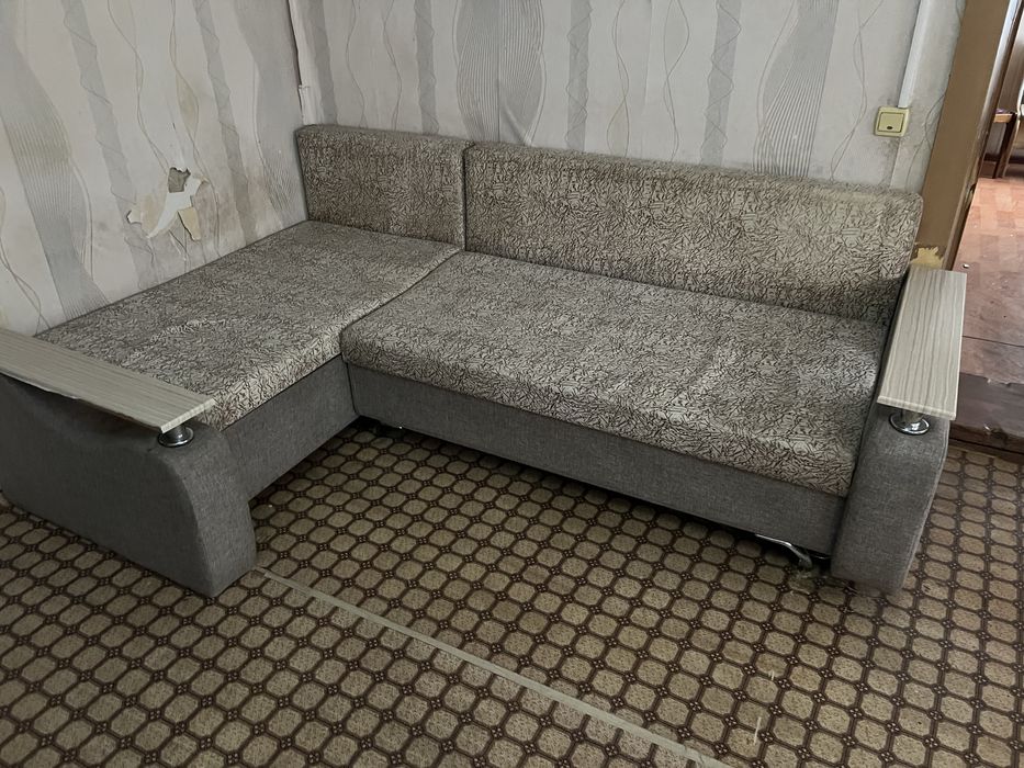 Продам газ плиту , шкаф и диван