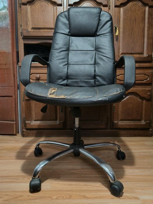 Scaun rotativ negru
