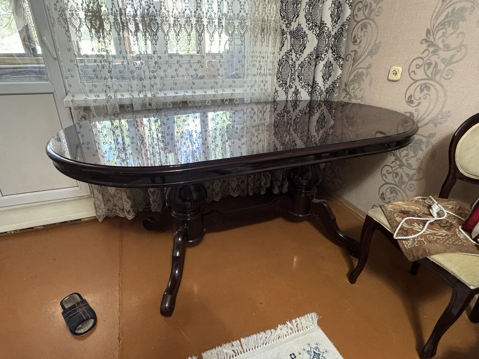Мебель стол, сервант,