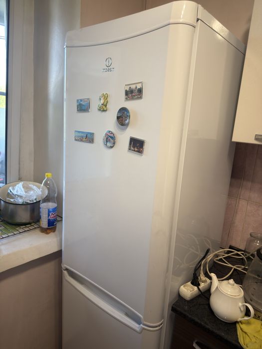 Продам холодильник Indesit