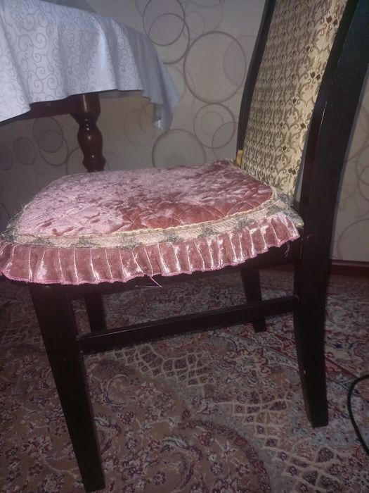 Продам стол коричневого цвета