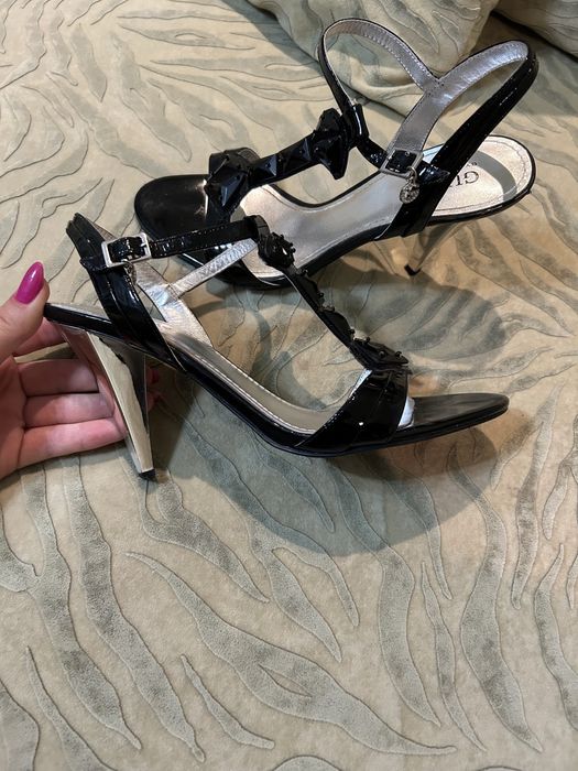 Елегантни сандали на Guess