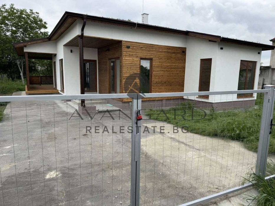 оф.23318 Самостоятелна къща с двор/ с.Цалапица