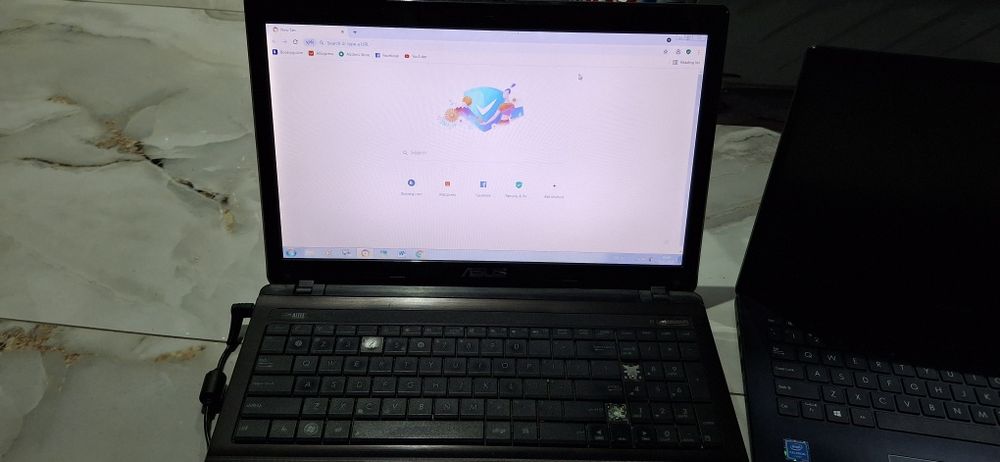 Vând trei laptop
