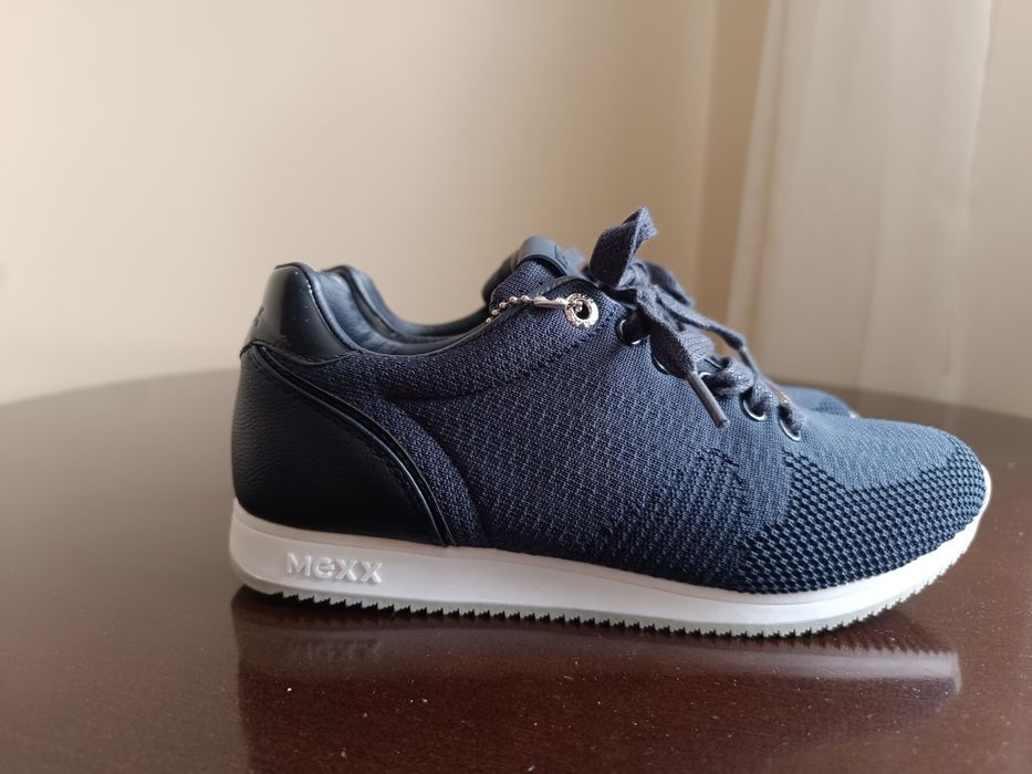 Кроссовки черные 37 и белые 38