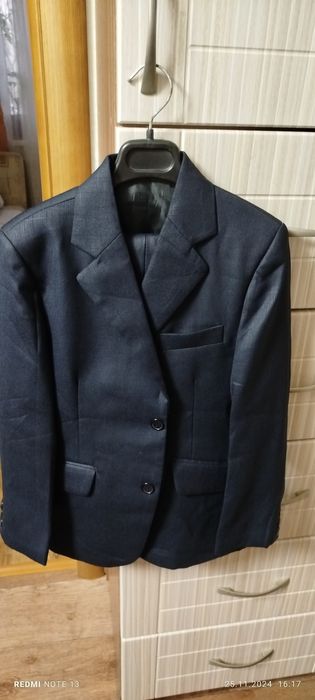 Продам школьный костюм