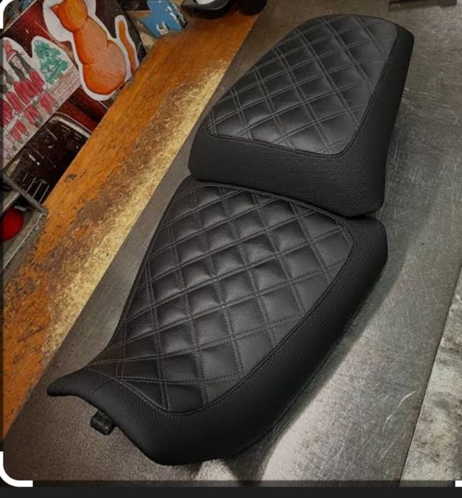 Претапициране на мото седалки