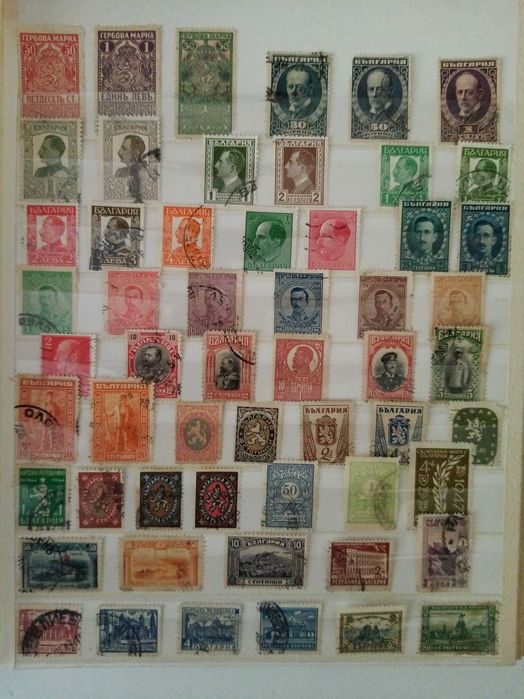 Класьор със стари пощенски марки за колекционери.