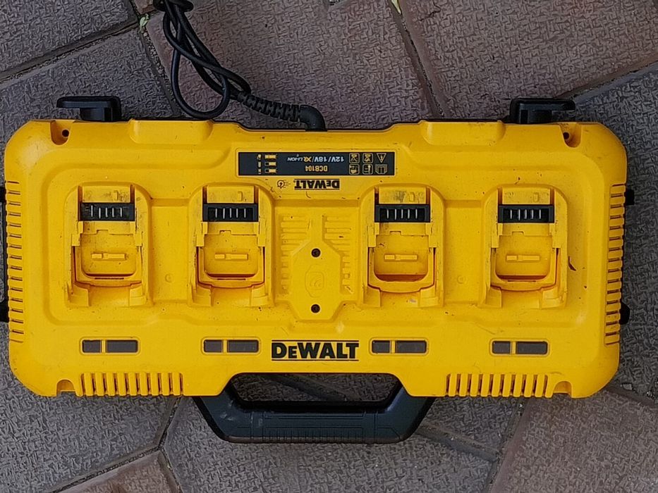 Statie de încărcare DEWALT care incarca și 18 V. și 54 V