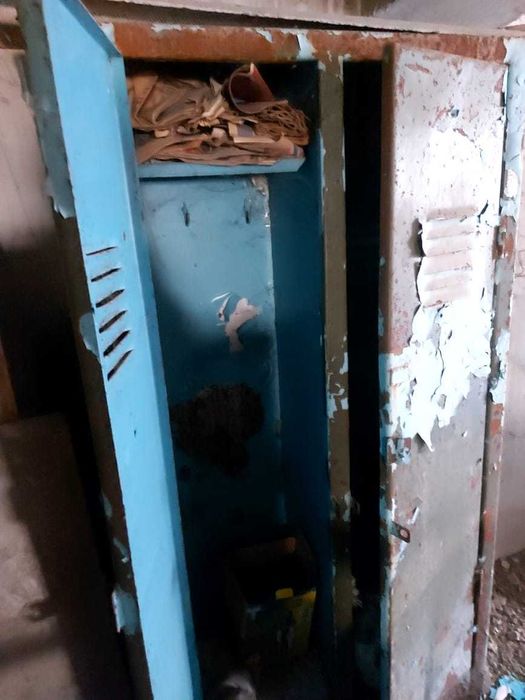 Железный шкаф для инструментов