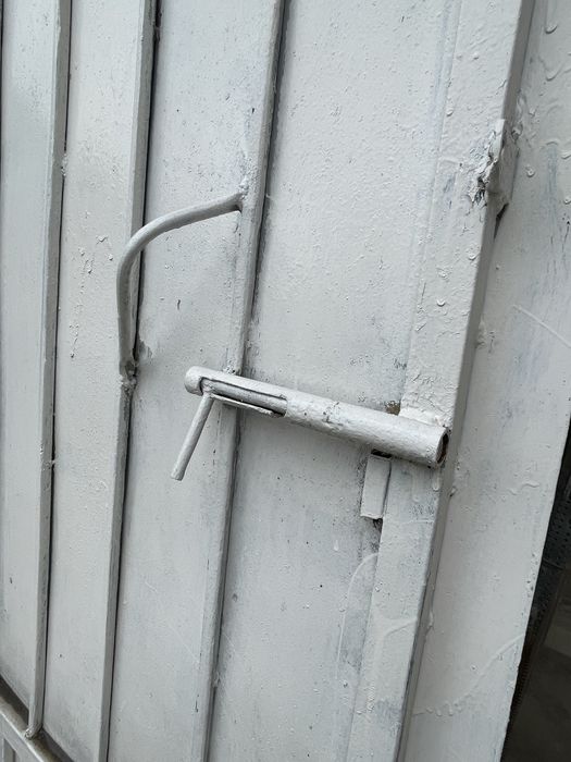 Прочные металлические ворота, распашные
