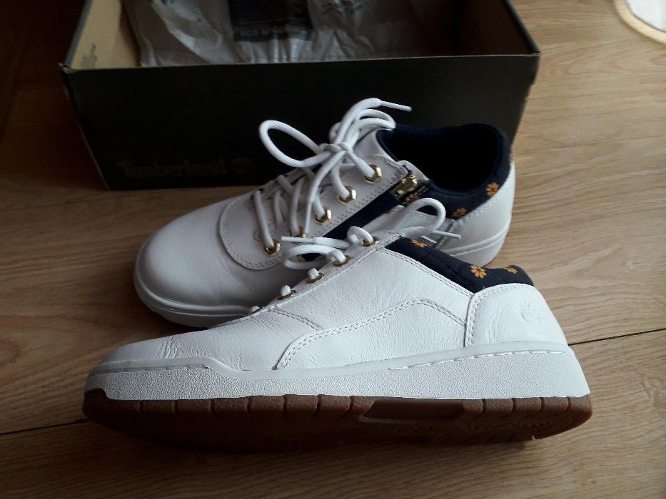 Vând adidaşi NOI din piele naturală Timberland nr 41,5