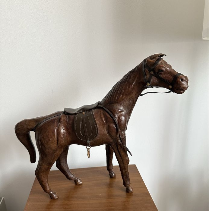 Figurina cal imbracata in piele