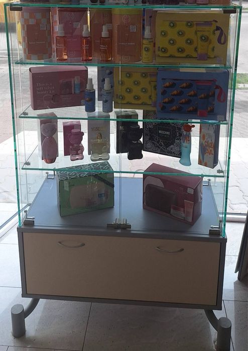 Витрини, кубчета и бюро