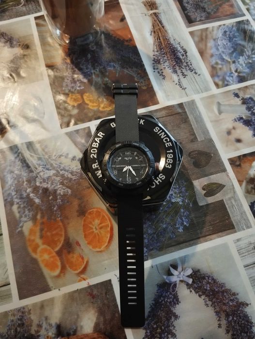 Продавам часовник casio