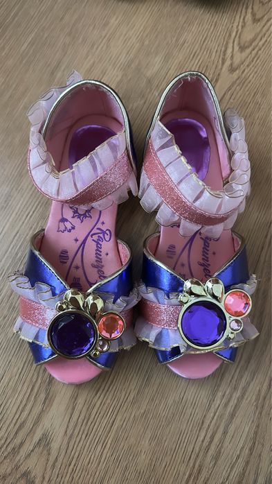 Карнавальные платья и туфли принцесс