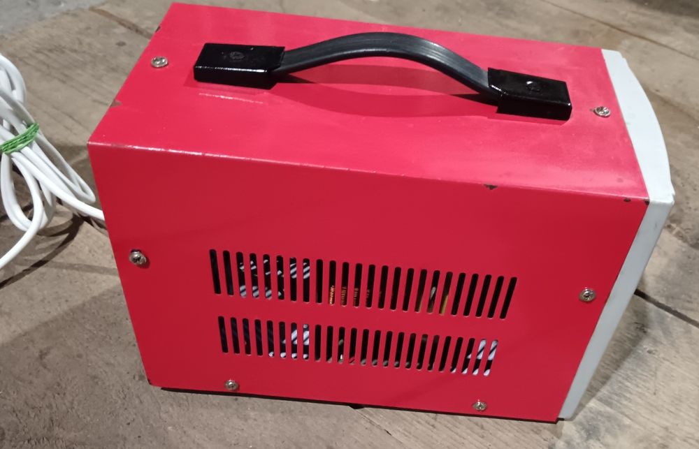 Stabilizator / regulator tensiune WELL AVR 500VA