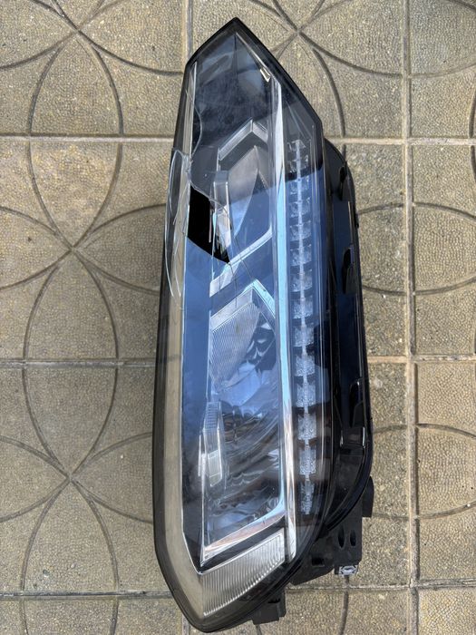 Преден десен фар за VW TOURAN 2017