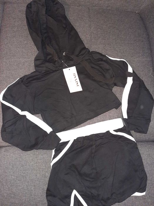 Compleu fusta si top cu glugă