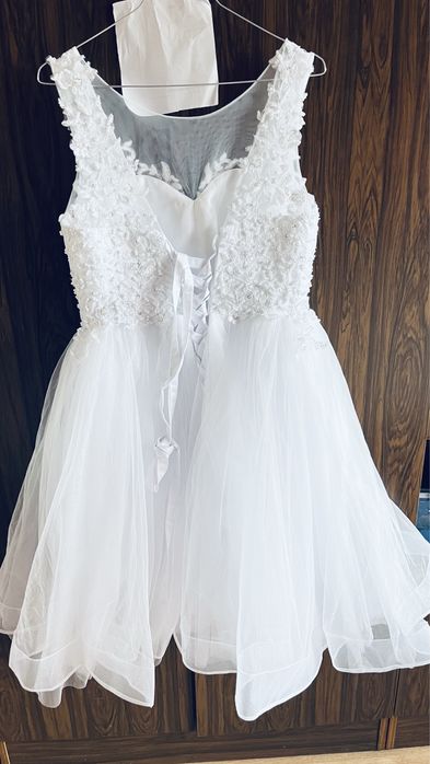 Къса сватбена рокля
