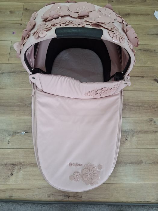 Кош за новородено Cybex Priam 4 /e-PRIAM Lux SIMPLY FLOWERS