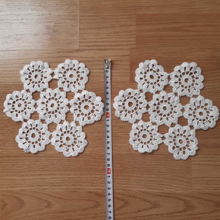 Две малки бели покривки на една кука