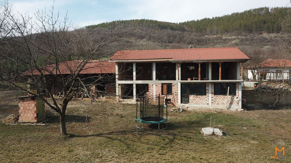 Къща на груб строеж за продажба - с.Кормянско