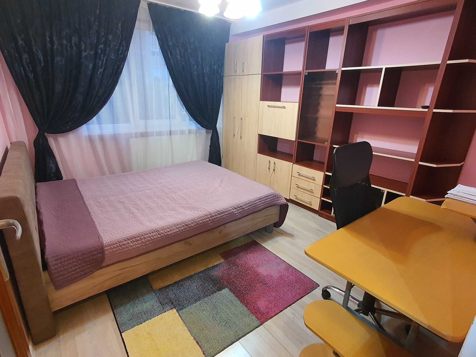Închiriez apartament 2 camere + living ( transformat), cartier Rogerius
