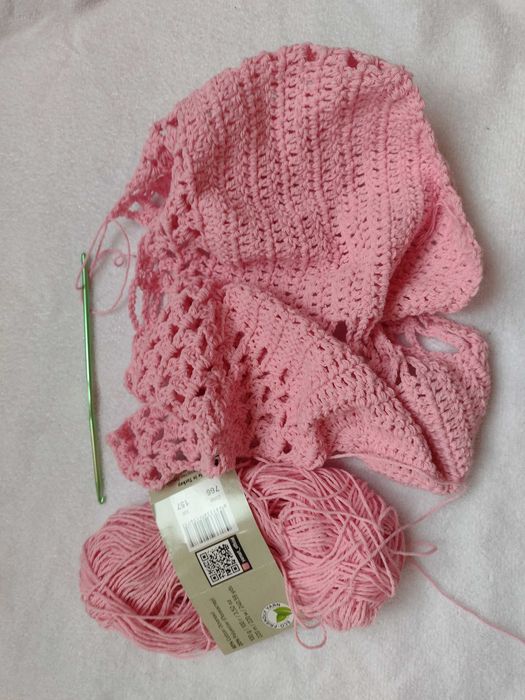 Лятно бюстие в розов цвят, плетено на една кука.