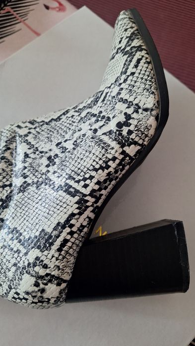 Ghetuţe imitaţie piele de şarpe