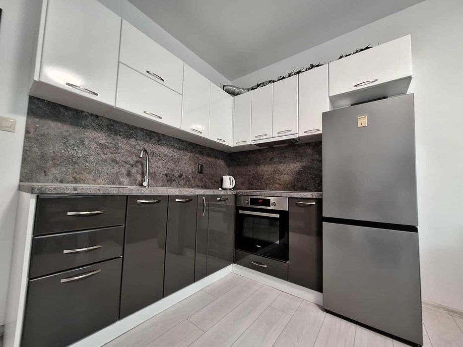 Дава се под наем Тристаен апартамент в Варна, Колхозен пазар - 90 кв.м за 511 € - Снимка #3