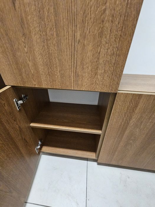 Портманто с шкаф за обувки, закачалки за палта и якета и огледало.