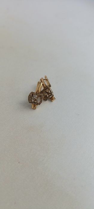 Продам серьги золотые с бриллиантами
