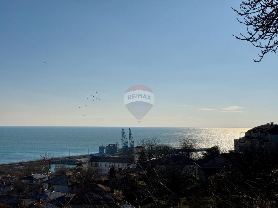 Къща с три спални, двор, барбекю и нескриваема панорамна морска гледк