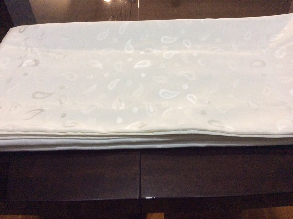 Продаю скатерть белую