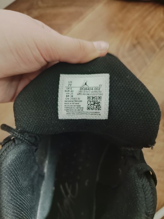 Jordan Max Aura 4 черного цвета.