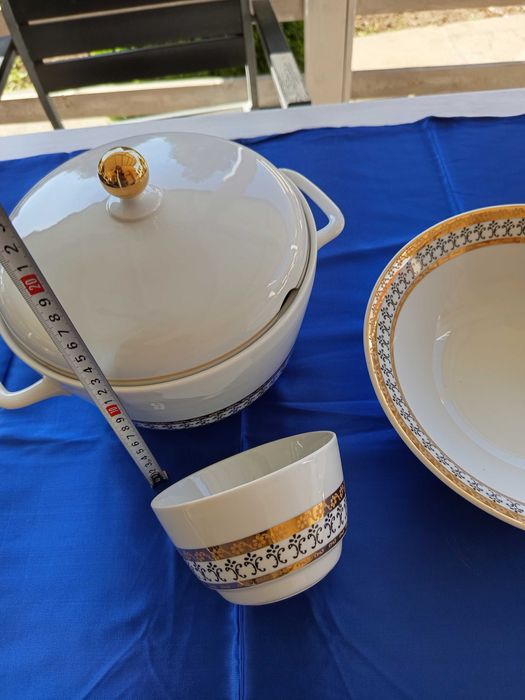 Красив Порцеланов Супник с купи