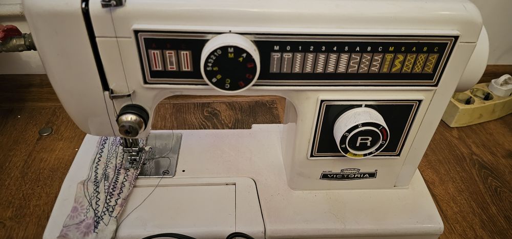 Masina de cusut Victoria