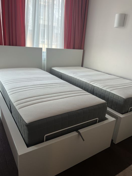 2 бр. IKEA легла 90×200 с повдигащ механизъм + матраци HÖVÅG